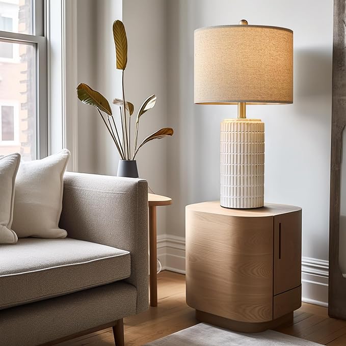 Moderne Tischlampe aus Keramik.